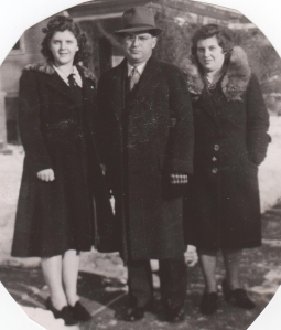 Stuart Davis with sisters Dorothy and MargeCROP